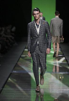 Louis Vuitton تكشف عن مجموعة ربيع صيف 2013 في دبي